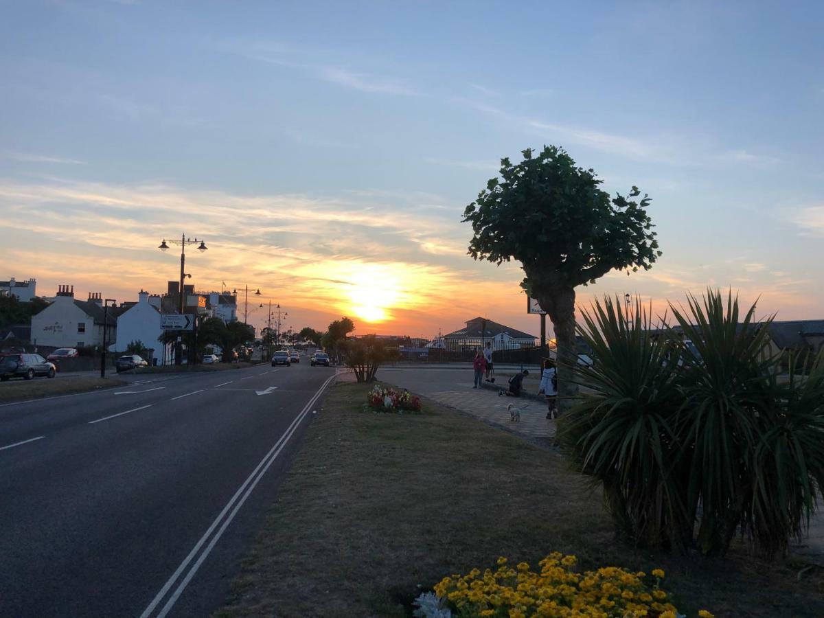 Wight On The Beach, Sleeps 4, Free Off Road Parking, Balcony With Sea Views Ryde  Exterior foto